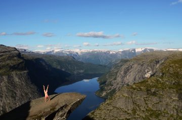 Naked_Handstander_001