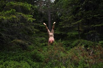 Naked_Handstander_002