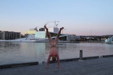 Naked_Handstander_007