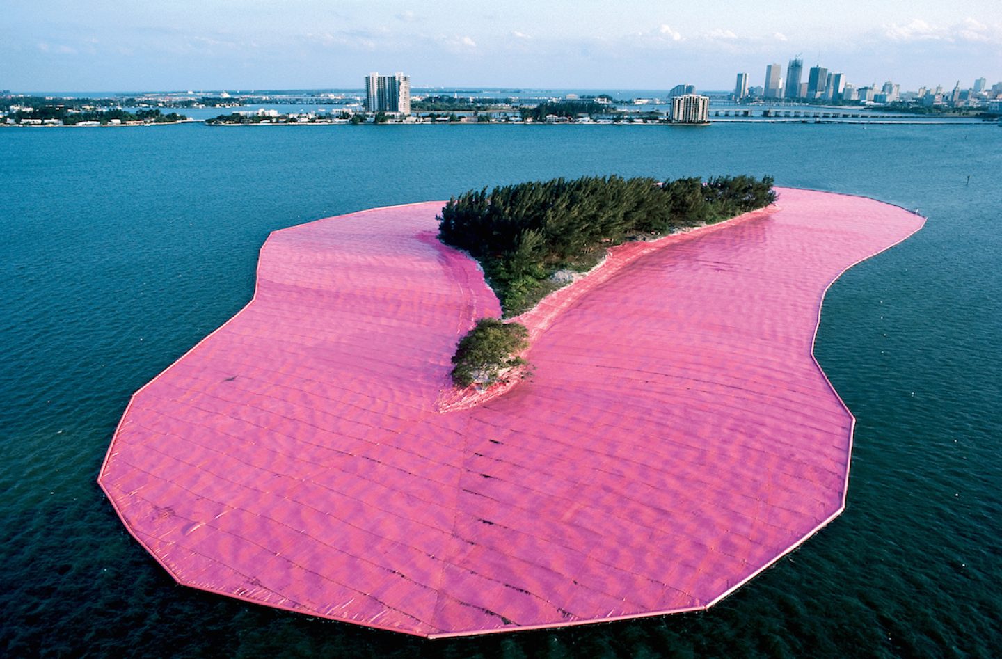 christo_surrounded-islands_art_008