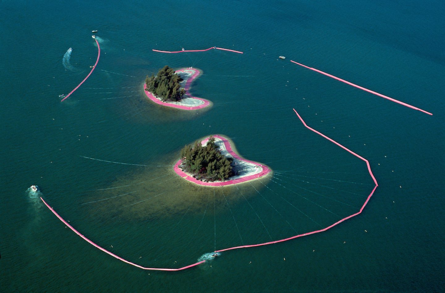 christo_surrounded-islands_art_012