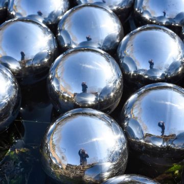 Art_Yayoi Kusama-GlassHouse_SteelBalls_10