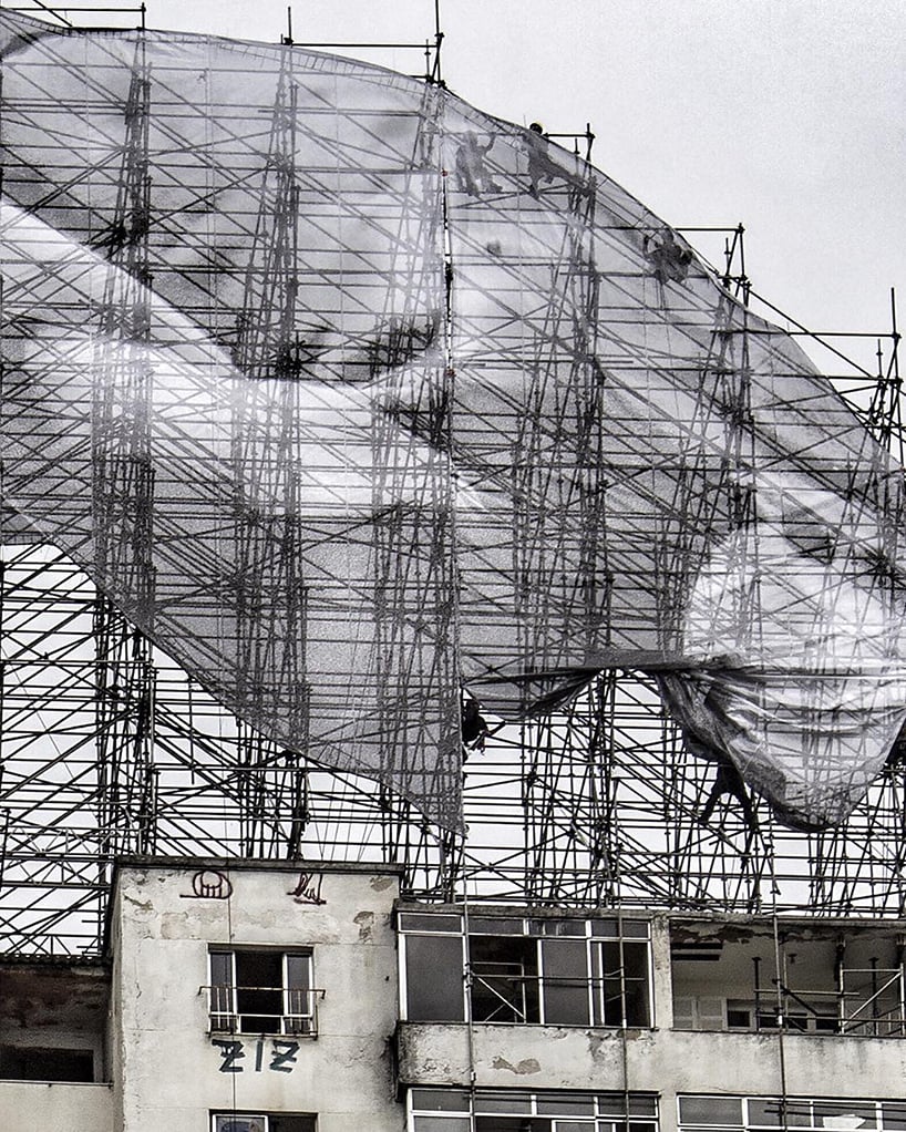 JR-high-jump-flying-rio-de-janeiro-brazil-art-installation-designboom-02