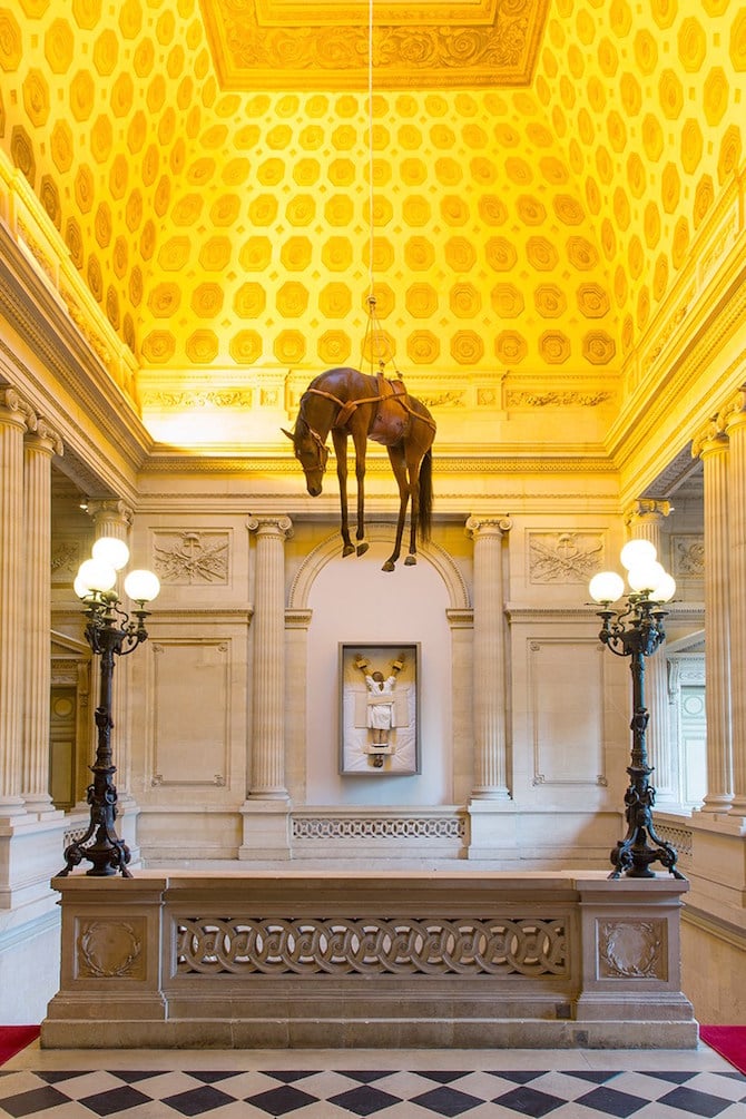 art_mauriziocattelan_macabresculptures_08