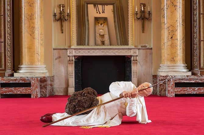 art_mauriziocattelan_macabresculptures_09