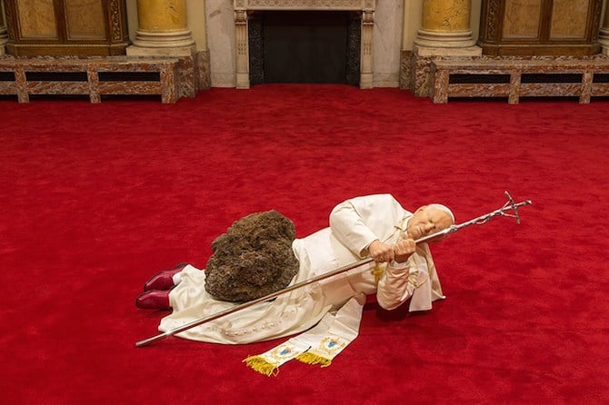 art_mauriziocattelan_macabresculptures_10