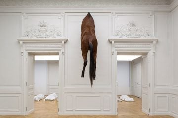 art_mauriziocattelan_macabresculptures_12