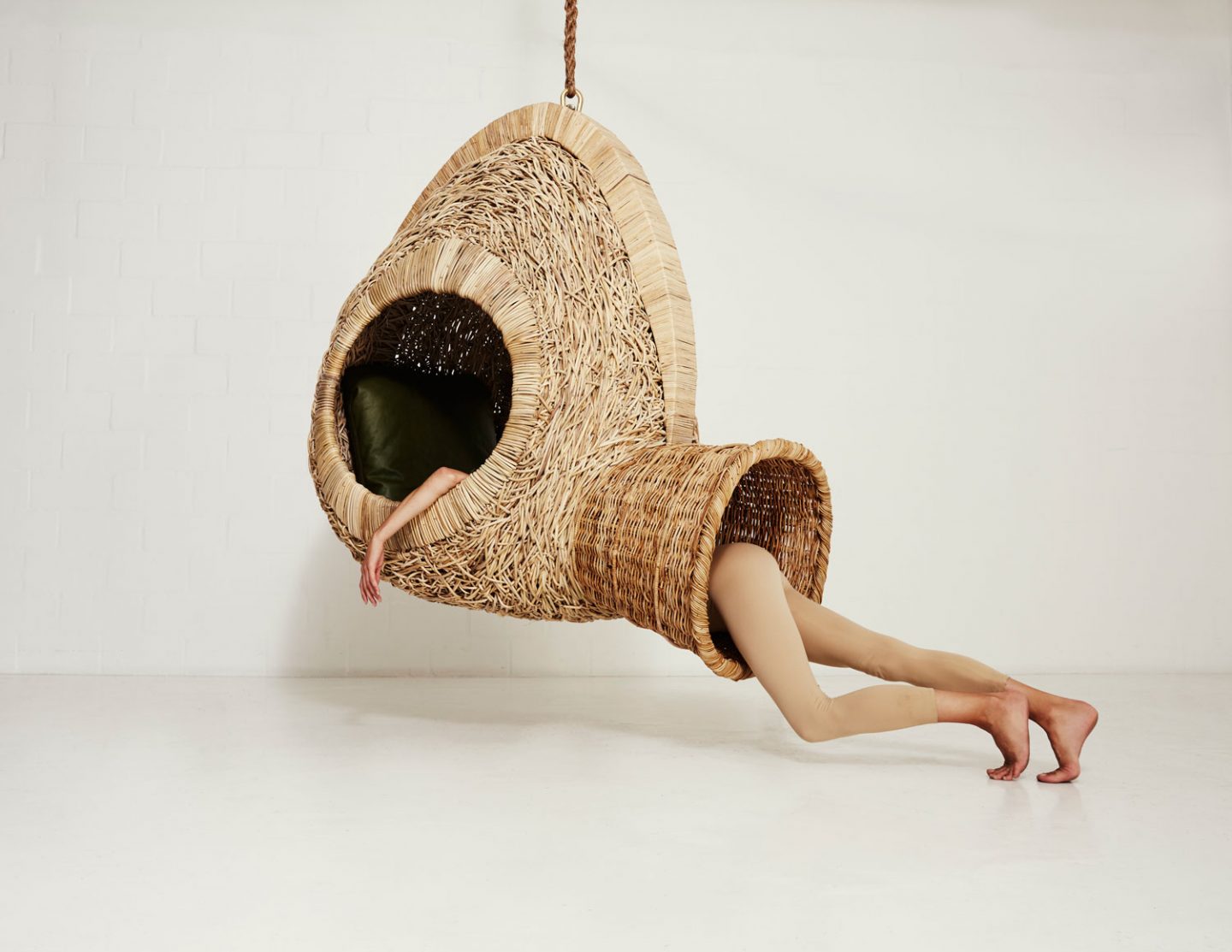 ignant_design_Suspended-Sofas-Cocoons-and-Nests-by-Porky-Hefer_002