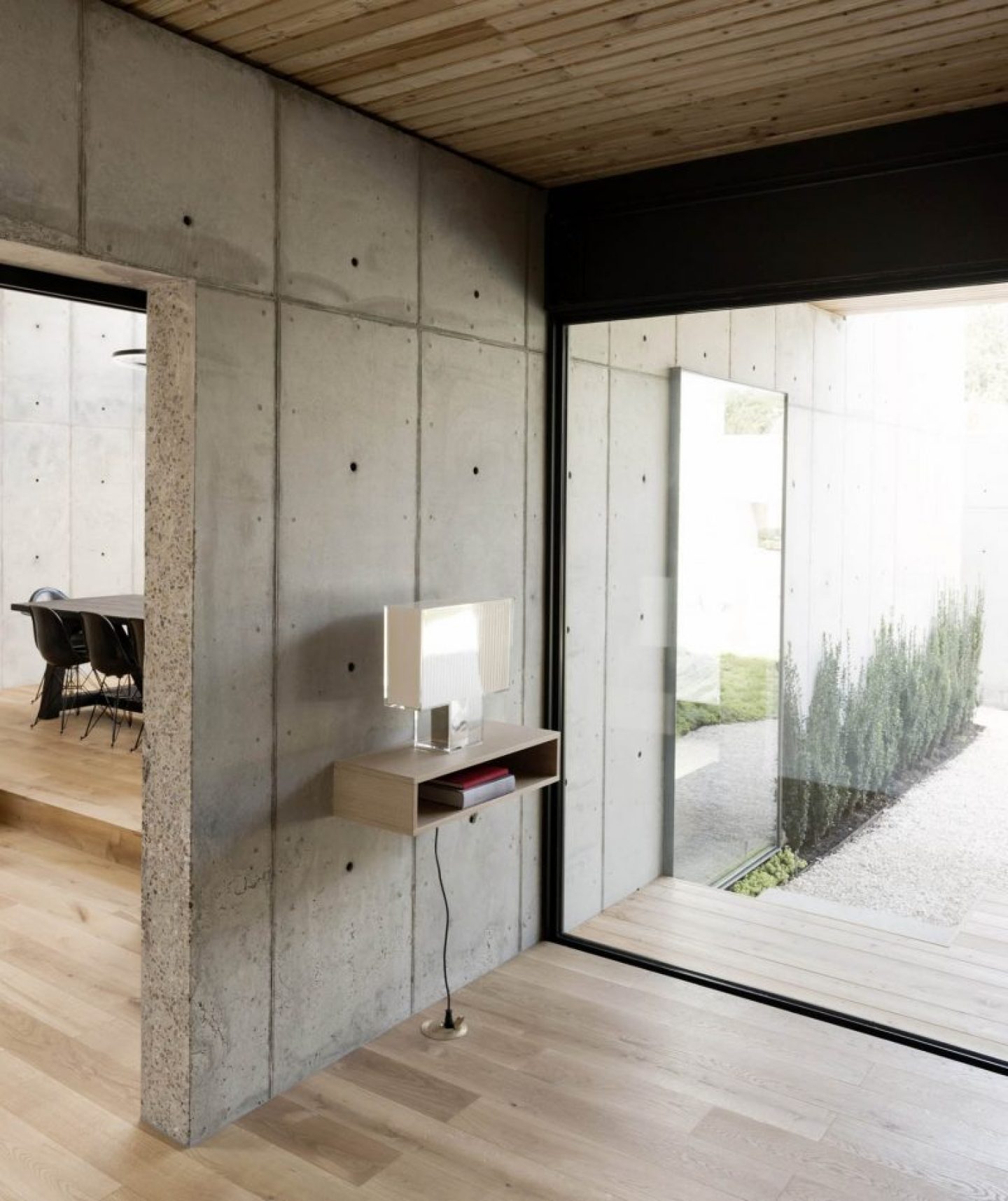 iGNANT_Architecture_Robertson_Design_Concrete_Box_House_14