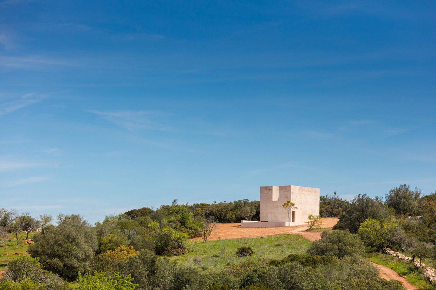 alvaro-siza-viera-capela-do-monte-chapel-algarve-dezeen-2364-col-2