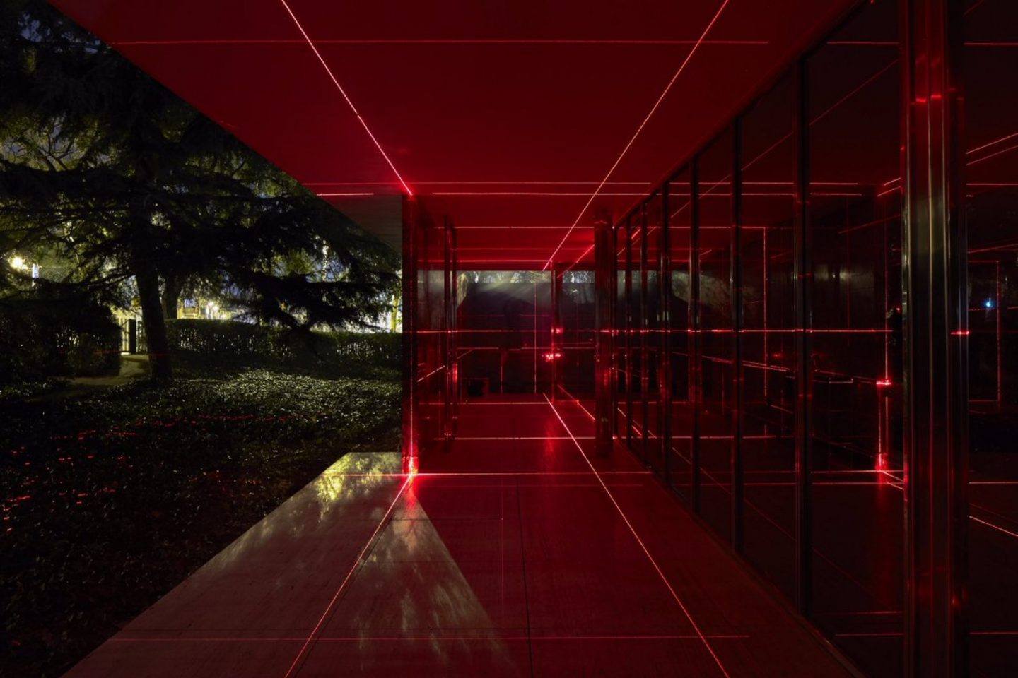 IGNANT-Art-Luftwerk-Iker-Gil-Geometry-Light-Barcelona-Pavilion-8