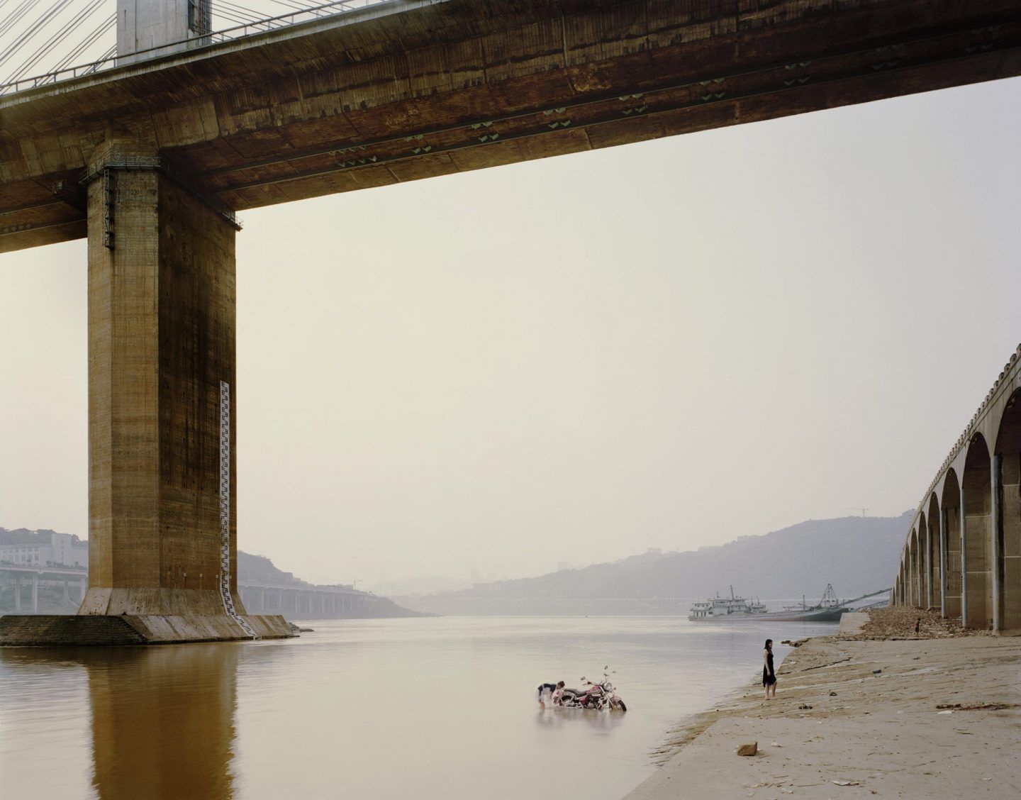 IGNANT-Photography-Nadav-Kander-Yangtze-The-Long-River-003